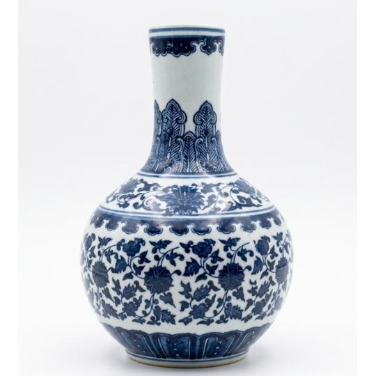 kek feher porcelan vaza ajandek hamptons coastal elegans klasszikus polgari viragmintas idas chinoiserie dekoracio.jpg